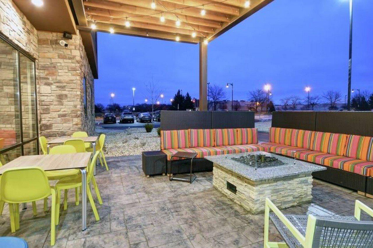 Home2 Suites By Hilton Beloit Exterior photo